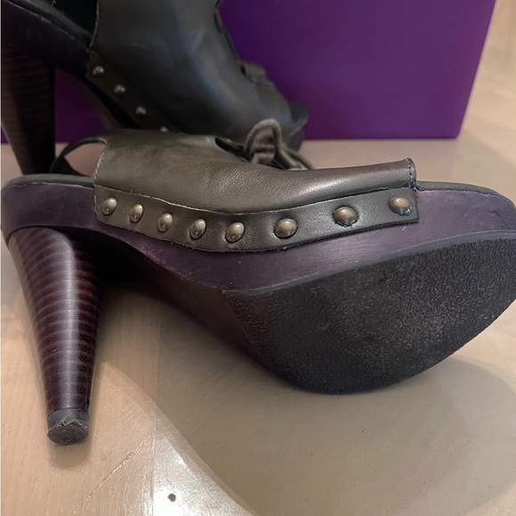 Fergie Heels - Picture 6 of 9